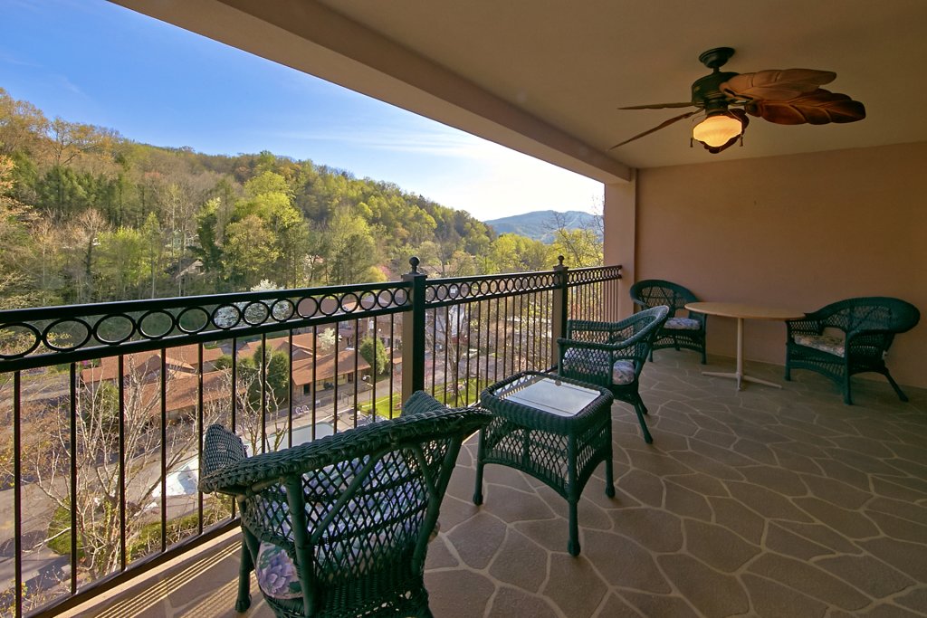 Gatehouse Condos 704 in Gatlinburg w/ 2 BR (Sleeps6)