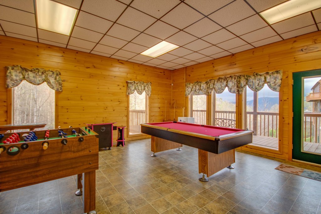 Hillbilly Hilton 525 Cabin in GATLINBURG w/ 5 BR (Sleeps14)