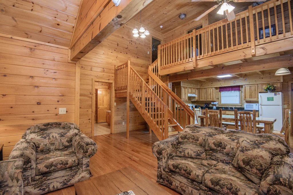 Spacious 2 Bedroom With a Loft Just off Glades Road