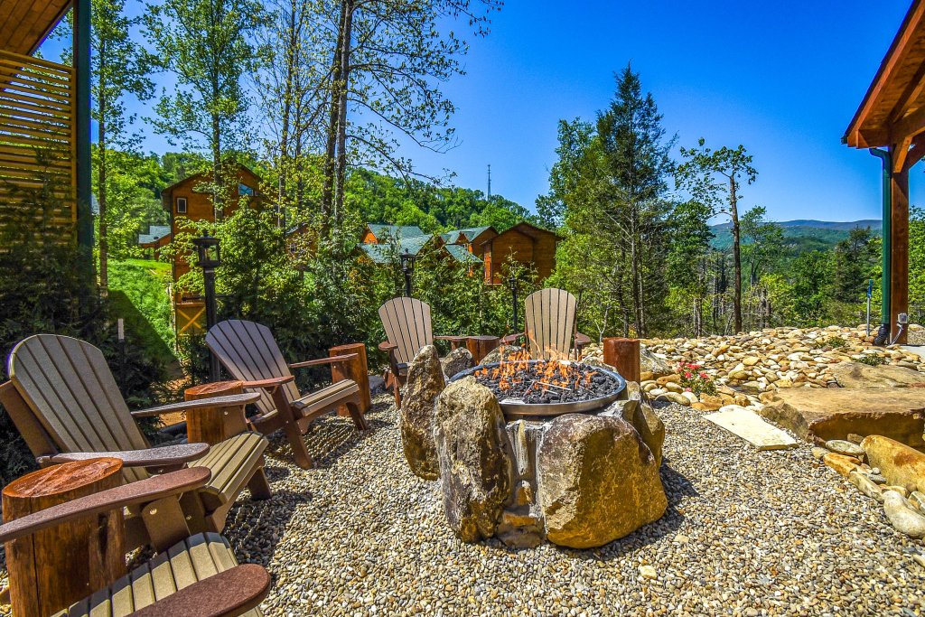 Gatlinburg Overlook in Gatlinburg w/ 5 BR (Sleeps16)