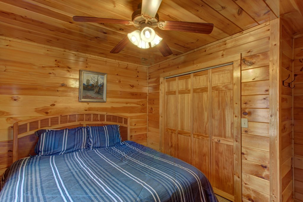 Fit For Kings Cabin in Sevierville w/ 4 BR (Sleeps13)