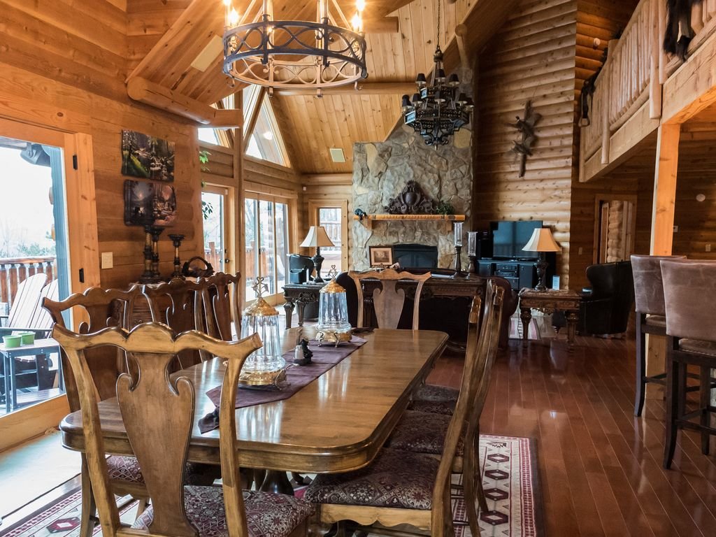 Roaring Fork Lodge in Gatlinburg w/ 5 BR (Sleeps16)