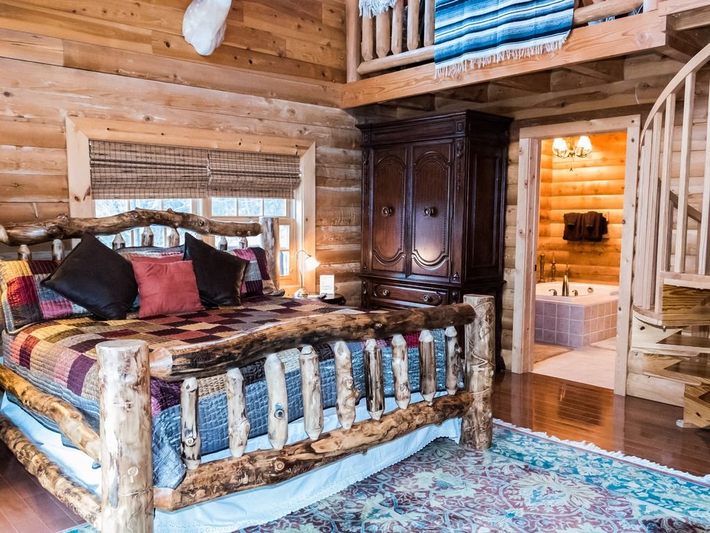 Roaring Fork Lodge in Gatlinburg w/ 5 BR (Sleeps16)