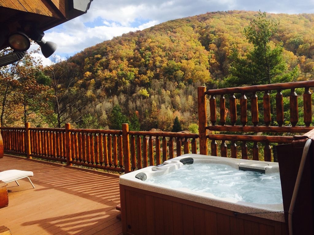 Roaring Fork Lodge in Gatlinburg w/ 5 BR (Sleeps16)