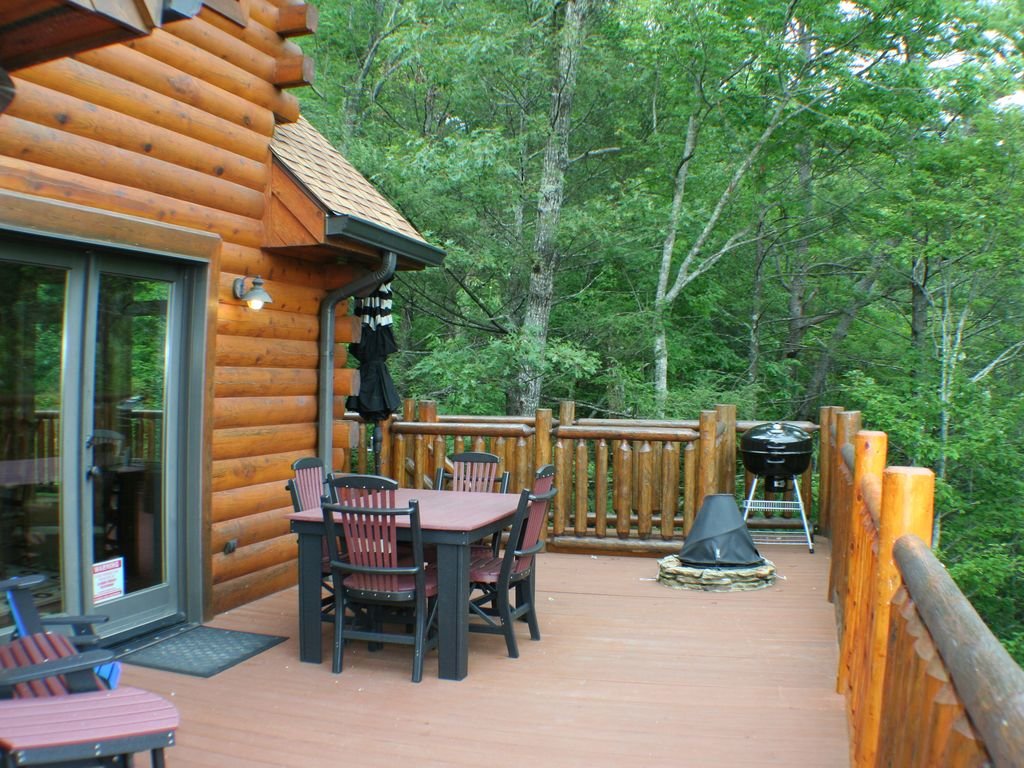 Roaring Fork Lodge in Gatlinburg w/ 5 BR (Sleeps16)