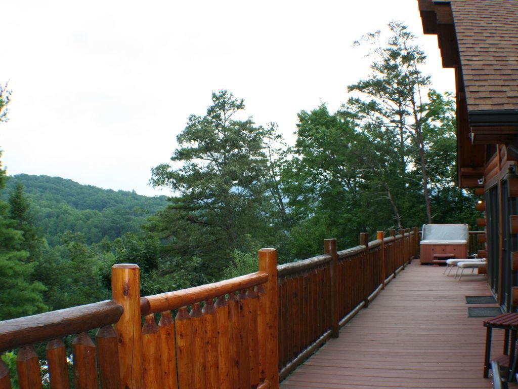 Roaring Fork Lodge in Gatlinburg w/ 5 BR (Sleeps16)