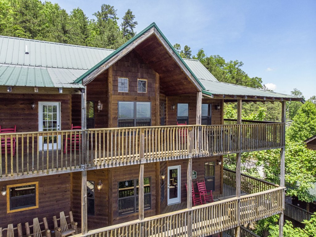Smokerise Lodge, 5 Bedroom, Sleeps 14 with a Great View of the Smokies!!