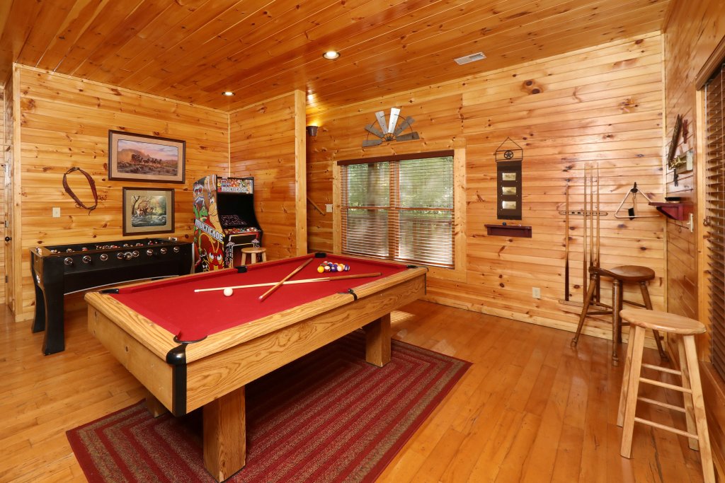 Smoky Bear Manor Cabin in Sevierville w/ 5 BR (Sleeps18)