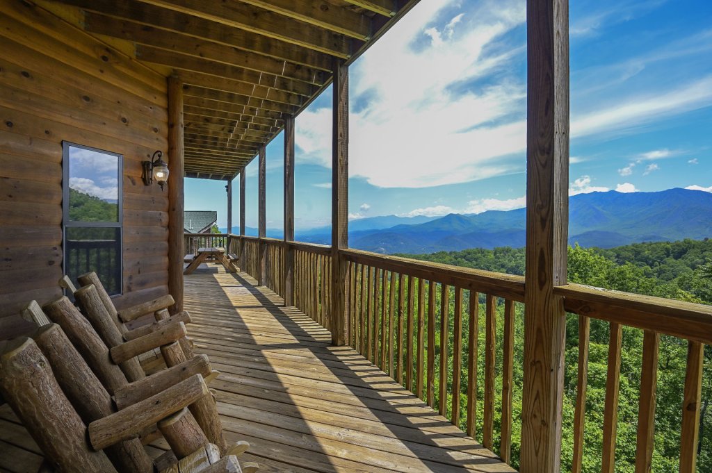 Smokerise Lodge, 5 Bedroom, Sleeps 14 with a Great View of the Smokies!!