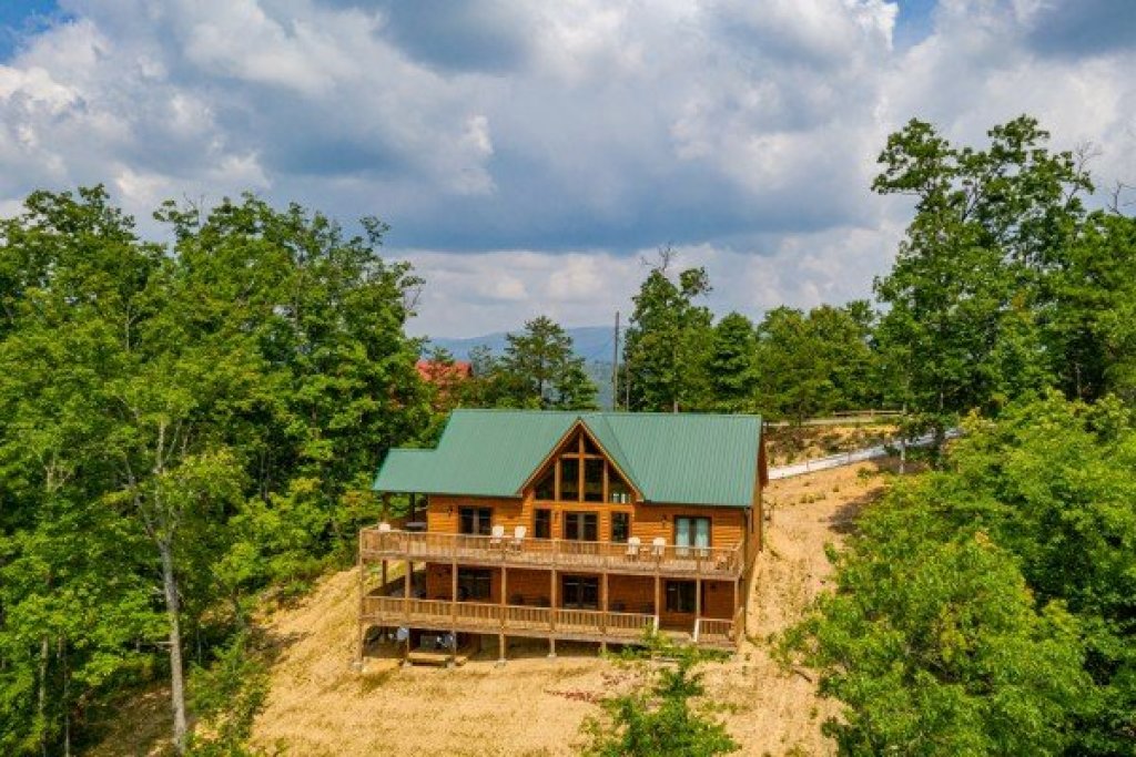 J's Hideaway in Sevierville w/ 4 BR (Sleeps10)